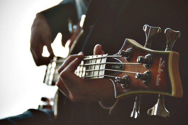 beneficios de tocar un instrumento en adultos